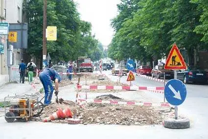  Пълнят някои дупки в София през нощта