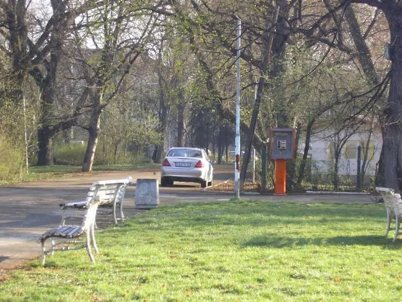 Стотици нарушители изловени в първия ден от акцията за паркиране по тротоари