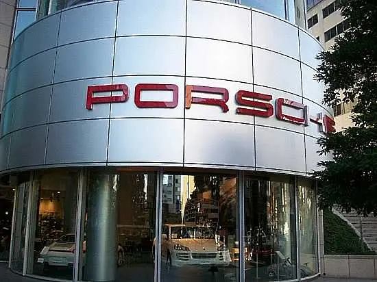  Управата на Porsche забрани Facebook в работно време