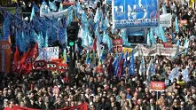 Протестиращите във Франция - 900 хил. според полицията, 2.9 млн. според синдикатите