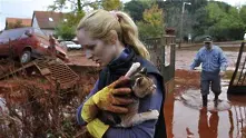 Стотици доброволци в Унгария строят дига, за да спрат нов токсичен разлив