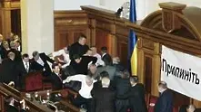 Масов бой в украинския парламент, има и ранени