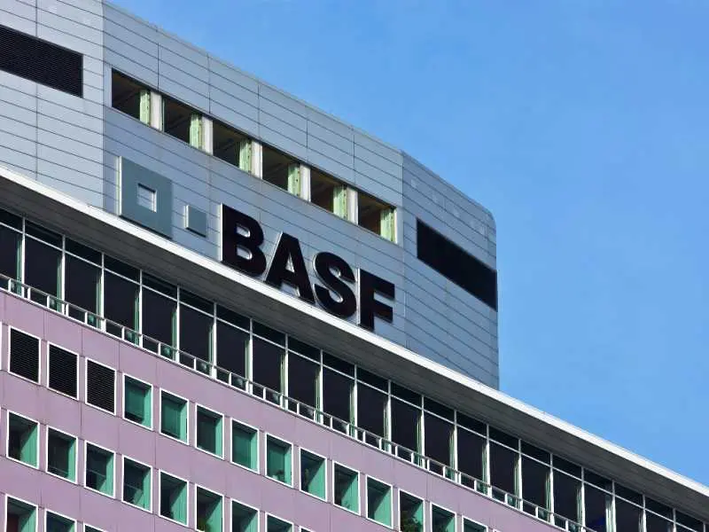 BASF отчете по-високи продажби и печалби