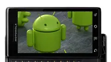 Google купува мобилния бизнес на Motorola