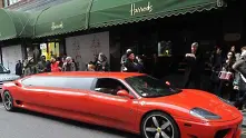 Необикновено червено Ferrari смая купувачите в Лондон