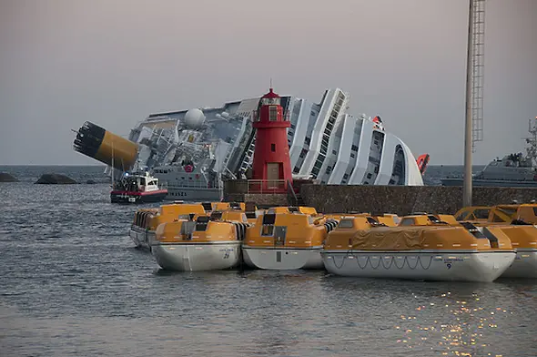 Отложиха изпомпването на горивото от Costa Concordia