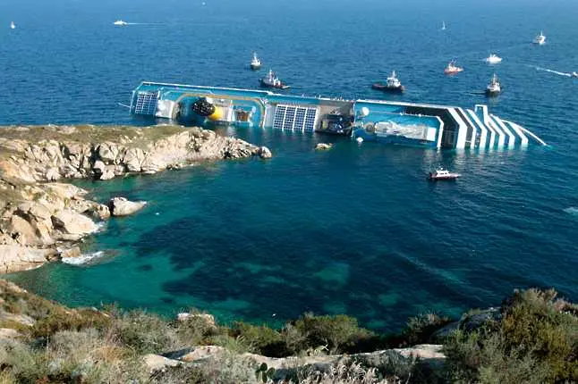 С гигантски балони ще вадят Costa Concordia