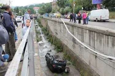 Джип се преобърна и падна от 5 метра в река