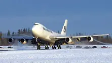 Видео показа как силни ветрове издигат празен самолет