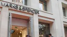 Модният бранд Marks & Spencer отваря и банка