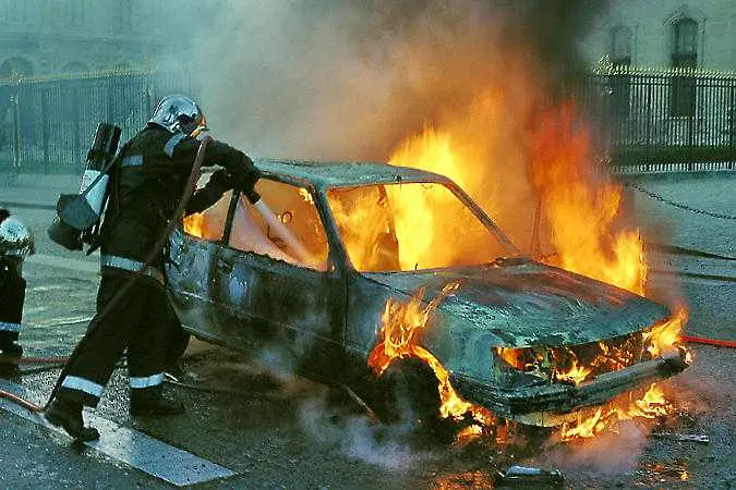 Палеж в столична автокъща изпепели 4 коли