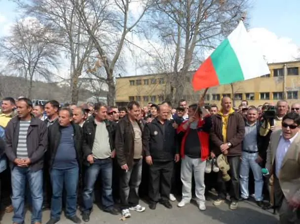 Металурзите от Кърджали възобновиха протестите