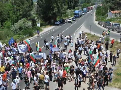 Контрапротест затваря и днес международния път Е-79