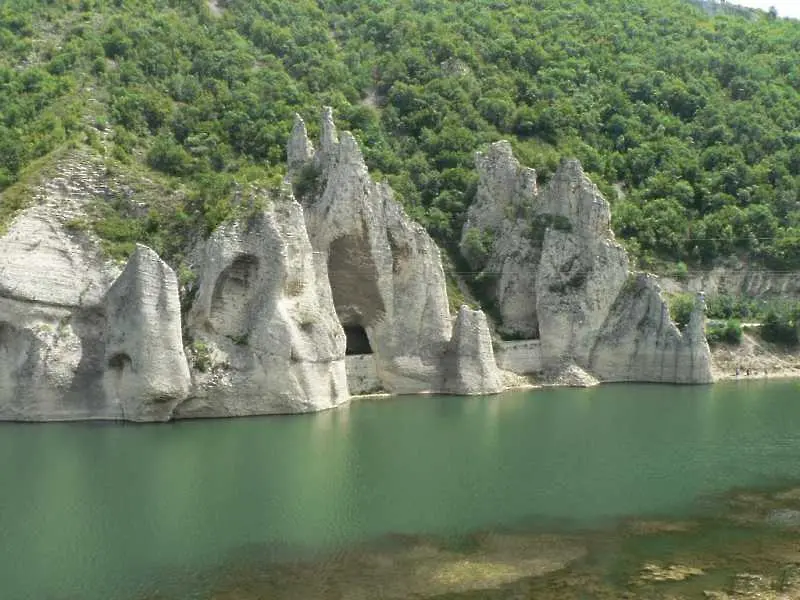 Водолази търсят телата на млад мъж и момче в язовир Цонево