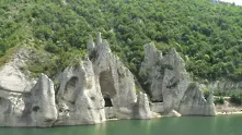 Водолази търсят телата на млад мъж и момче в язовир Цонево