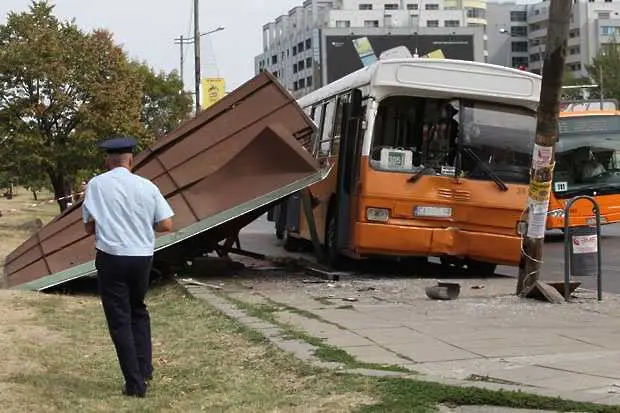 Автобус на столичния градски транспорт помете спирка   