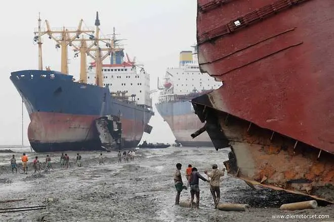 Български моряци бедстват като неволни заложници в Пакистан