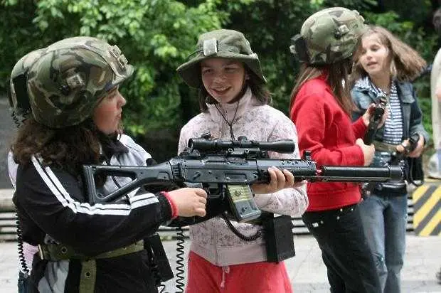 Военно обучение за учениците в девети и десети клас