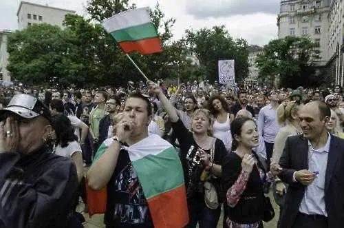 Хиляди скандират „Оставка” в четвъртата вечер на протести