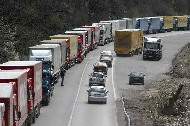 Турски тирове причиниха огромни задръствания