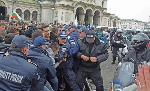 12 арестувани на протестите вчера