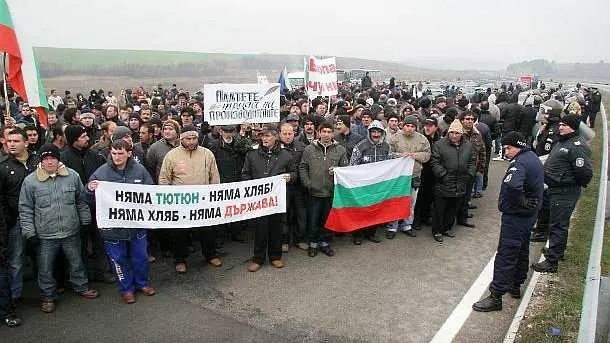 Бали с тютюн горят по площади, производители блокират пътища