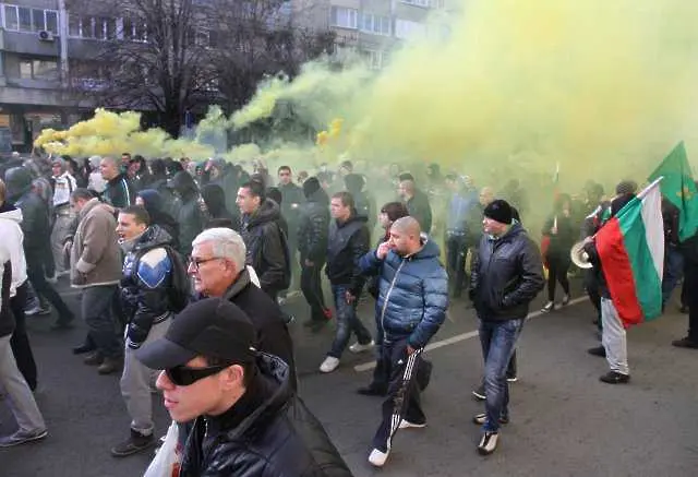 Четирима ранени при сблъсъци в Пловдив за Куршум джамия