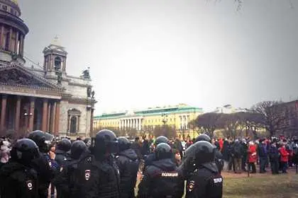 Десетки арестувани на антивоенни митинги в Русия