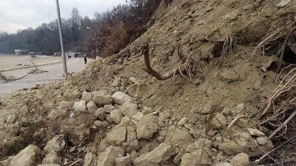 Кално свлачище затвори пътя Асеновград-Смолян