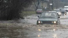 Обилен дъжд затвори пътя Бургас-Созопол