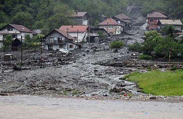 Отводняват потопените сгради в страната