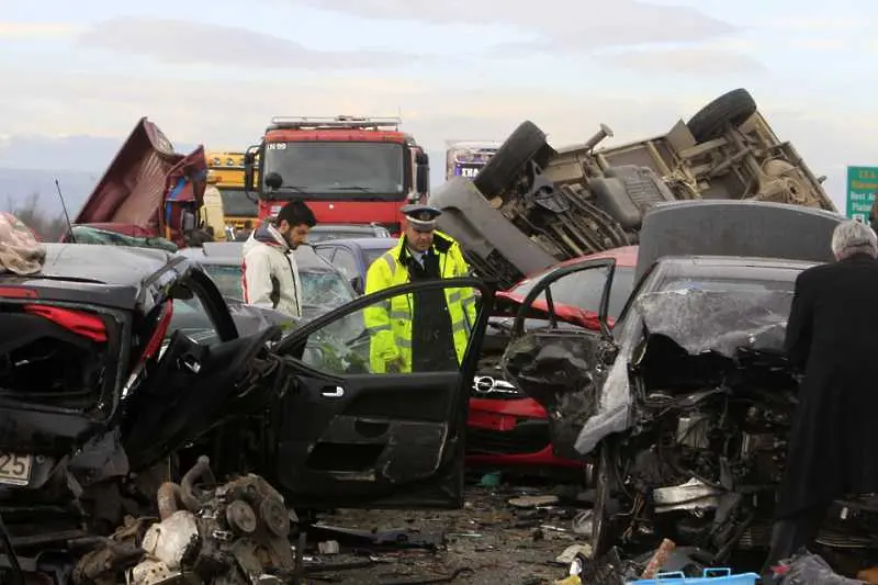 Ужасна катастрофа в Солун, най-малко 4 загинали, 23 ранени