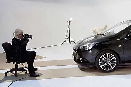 Котката на Лагерфелд се снима в реклама на Opel