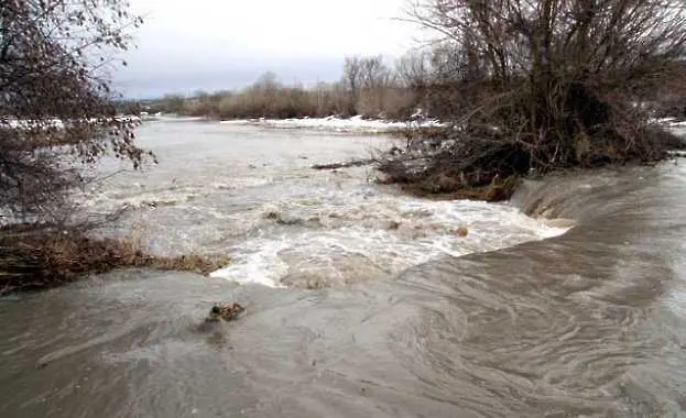 Предупреждават за високи води в реките