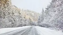 Пътните настилки са мокри, заснежени и заледени