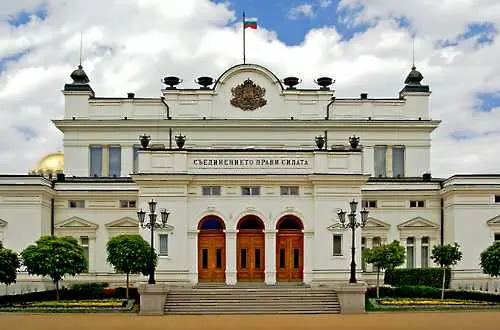 Парламентът дели на две енергийния регулатор