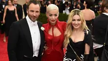 Звезди и прочути дизайнери ръка за ръка на червения килим на Met Gala