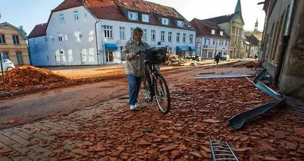 Щети са нанесени в Хамбург, където бурята отне живота на човек. Товарни кораби с контейнери са се откъснали от котвите си на пристанището в града. Някои от тях са се сблъскали. За извеждането им до местата, където са били акостирани, са били впрегнати вле