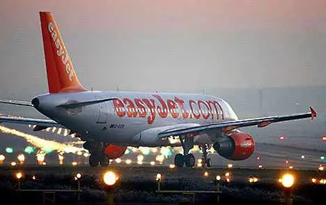 Пътнически самолет на EasyJet кацна аварийно, екипажът се почувствал зле