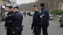 Въоръжени нападатели държат заложници в търговски център в парижкото предградие