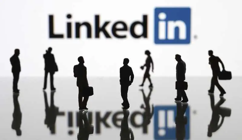 LinkedIn обещава да ограничи имейлите