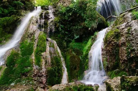 Скална маса е затрупала хора в района на Крушунските водопади