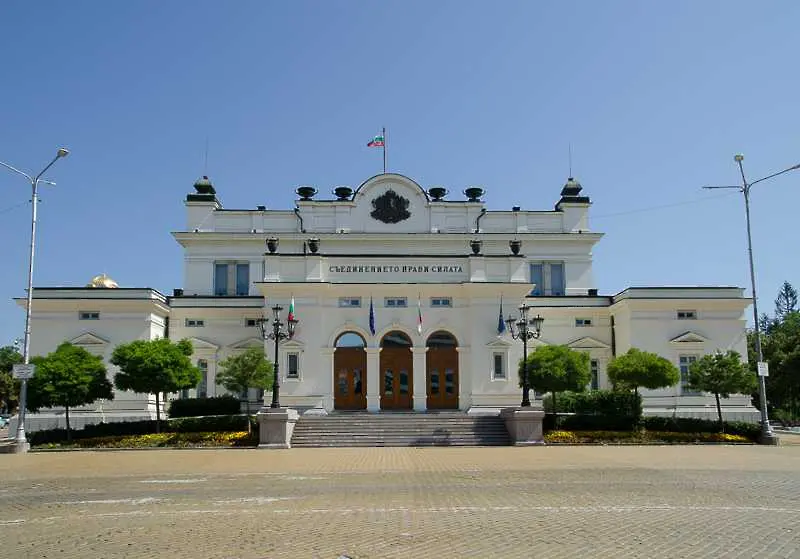 Защото такава България им е изгодна на родните политици