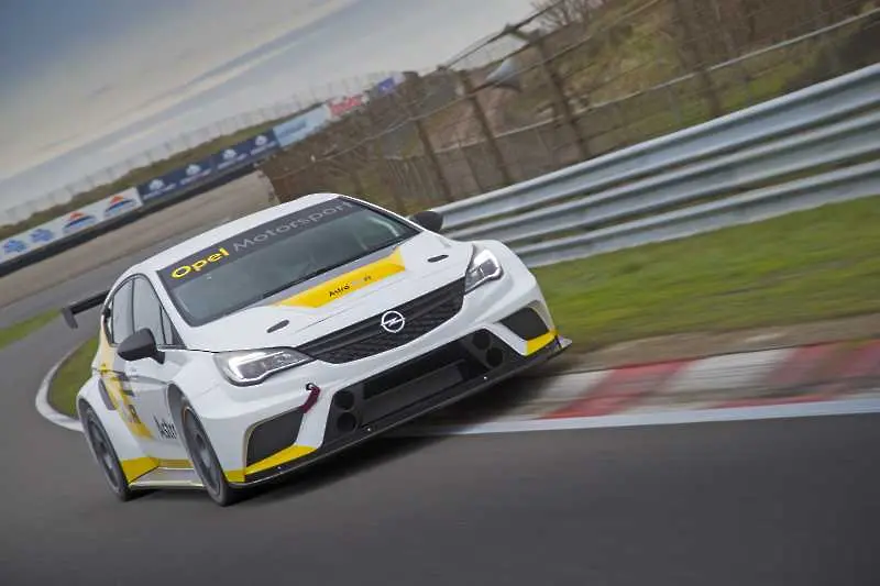 Седем автомобила Astra TCR атакуват шампионата Touring Car Racing