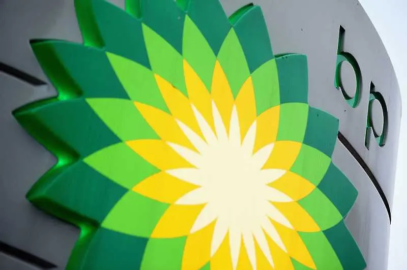 Печалбата на BP се срина с 45%