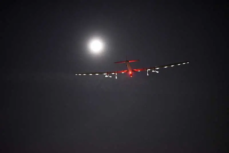 Solar Impulse 2 кацна в Кайро