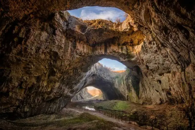 Фоторазходка до Деветашката пещера - една от най-красивите в България