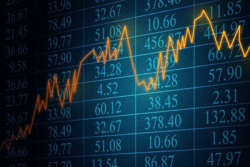 Еврото отстъпи от 2,5-годишен максимум, британската лира поскъпна