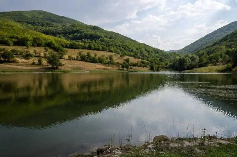 Времето: Дъждовно и по-хладно