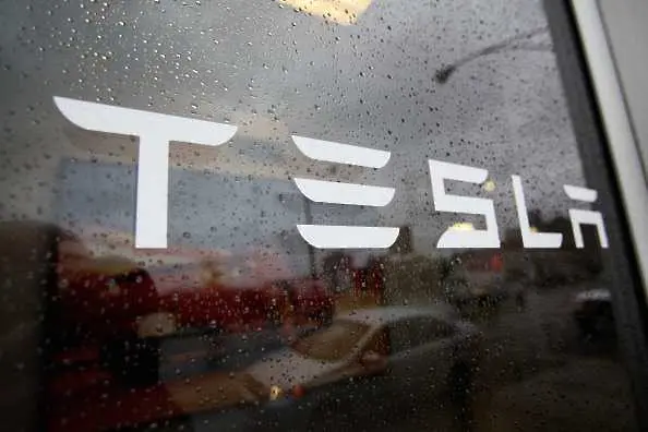 Tesla освободи около 400 служители